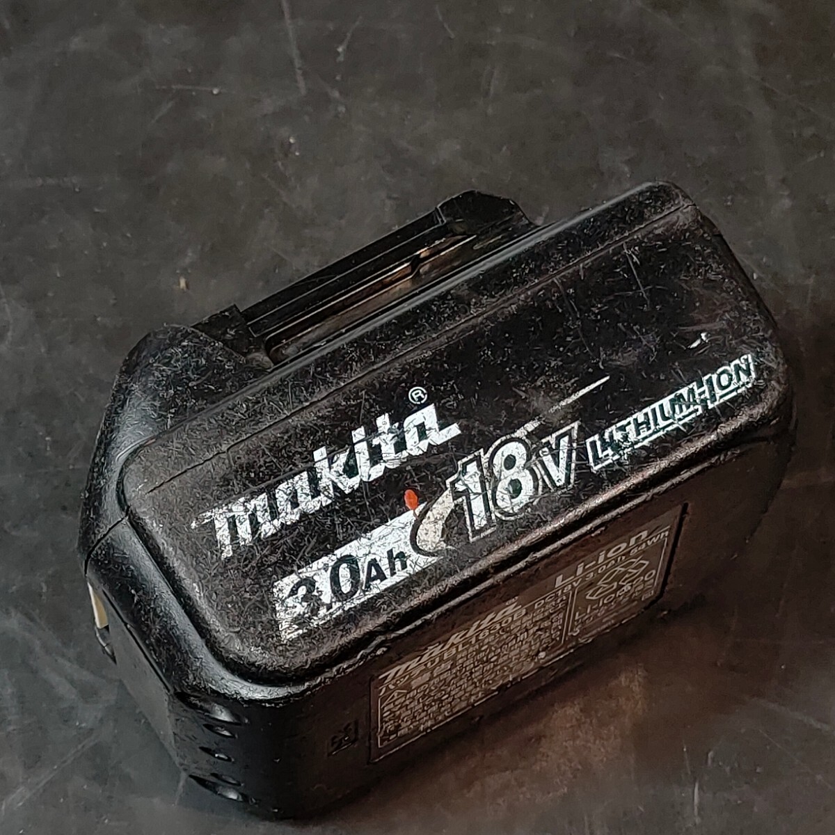 中古品 マキタ makita 純正品 18V 3.0Ah リチウムイオンバッテリ BL1830B フル充電確認済 充電池 ①の画像1