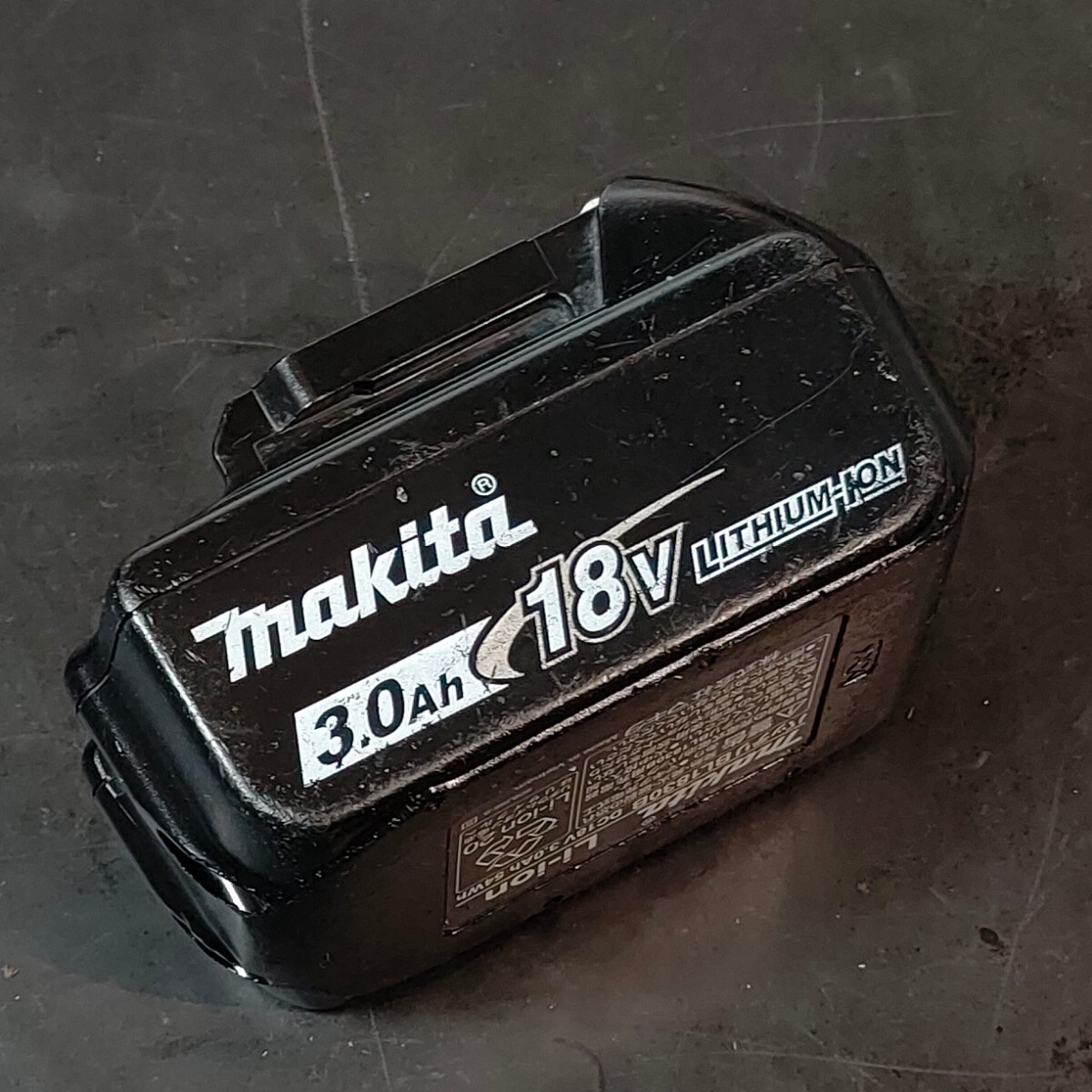 中古品 マキタ makita 純正品 18V 3.0Ah リチウムイオンバッテリ BL1830B フル充電確認済 充電池 ②_画像2