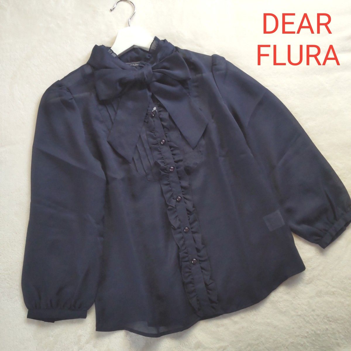 【新品】DEAR FLURA ディアフルーラ ボウタイリボン付きフリルブラウス♪ネイビー 紺 Mサイズ