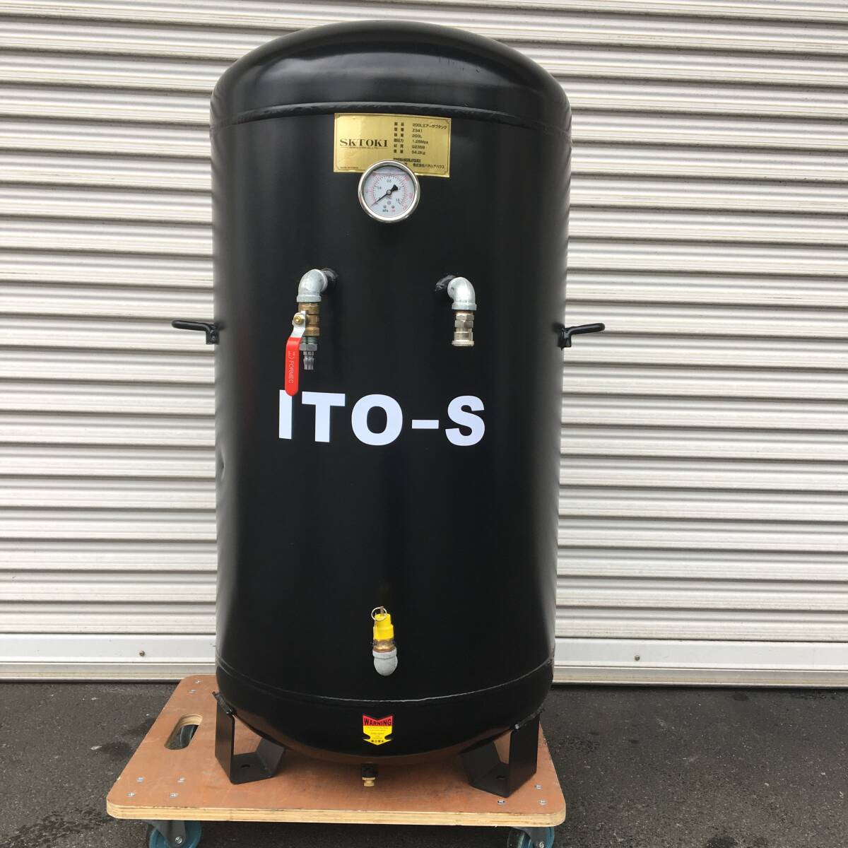 *① goods with special circumstances ITO 200L high capacity air sub tanker bottom part drain pulling out . three pair fixation height pressure 1.25Mpa pressure meter attaching compressor for maintenance equipment 