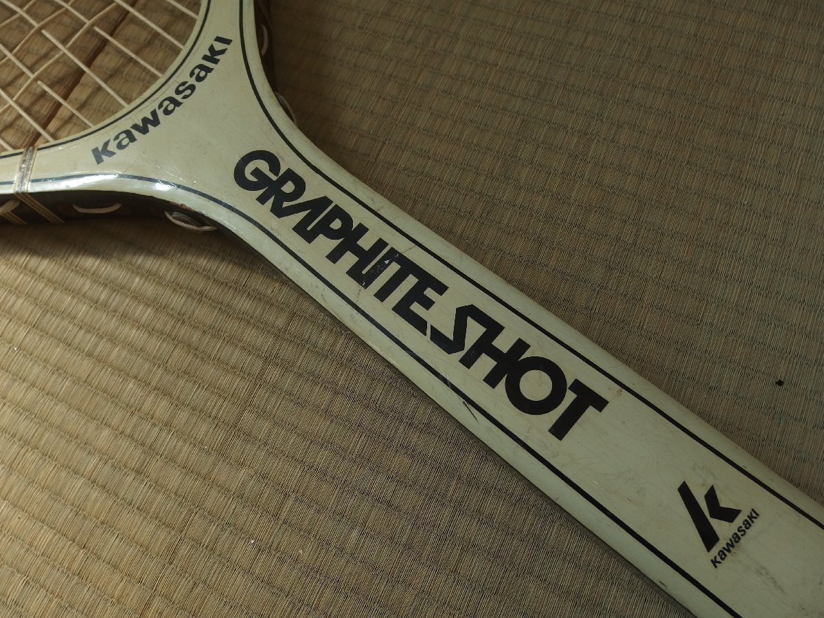 0440499k【サイズB】KAWASAKI RACKET 特大 軟式テニス ラケット カワサキ/看板/オブジェ/GRAPHITE SHOT/S-NO.3000/全長138cm程/中古品_画像3