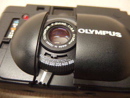 0440404w【OLYMPUS XA オリンパス コンパクト フィルムカメラ+エレクトロニクフラッシュA16】ジャンク品/通電NG/収納ケース付の画像3