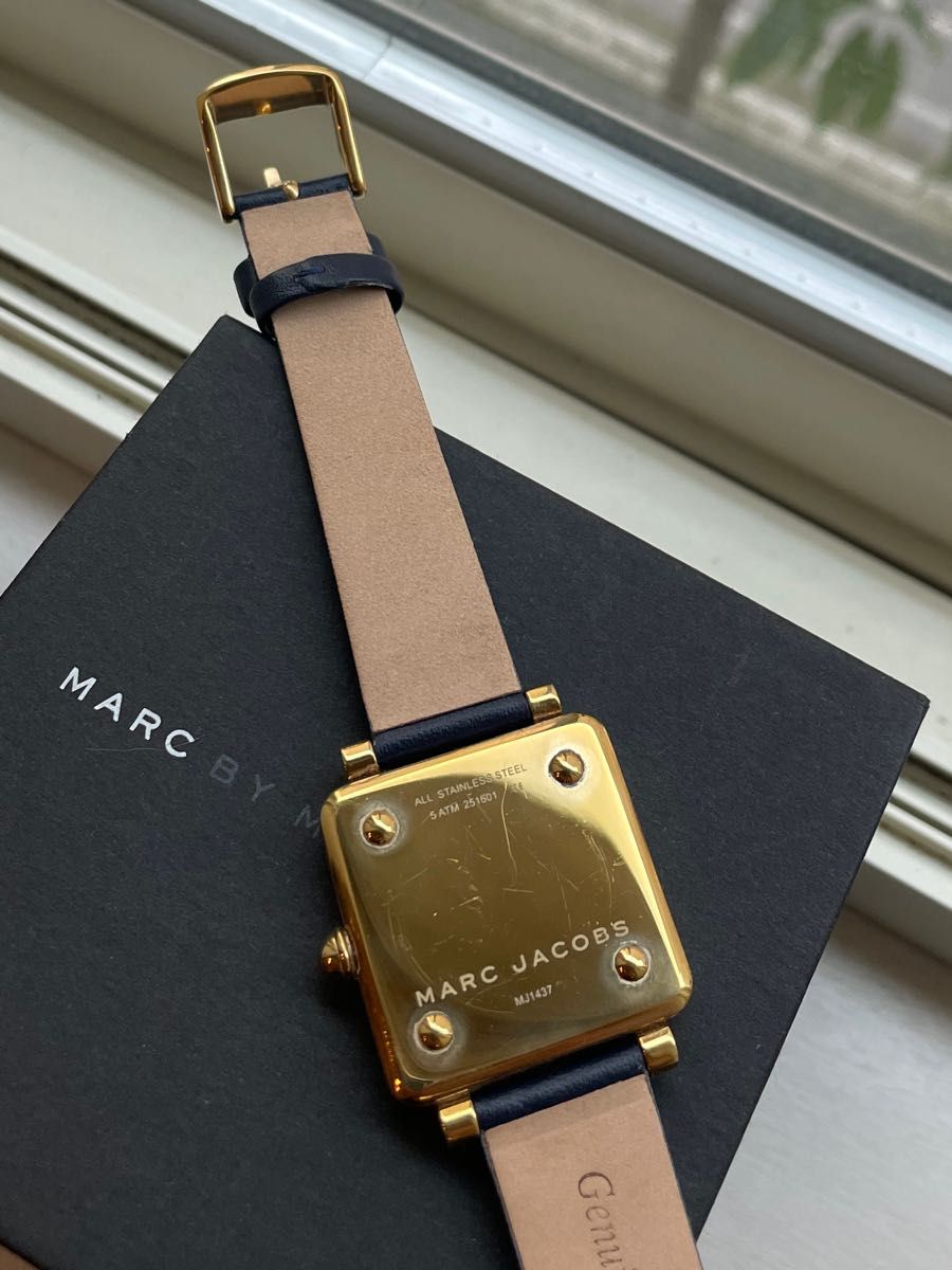 【電池新品ベルト新品美品】MARCJACOBS ヴィク30 腕時計30㎜スクエアMJ1437 (*^_^*)