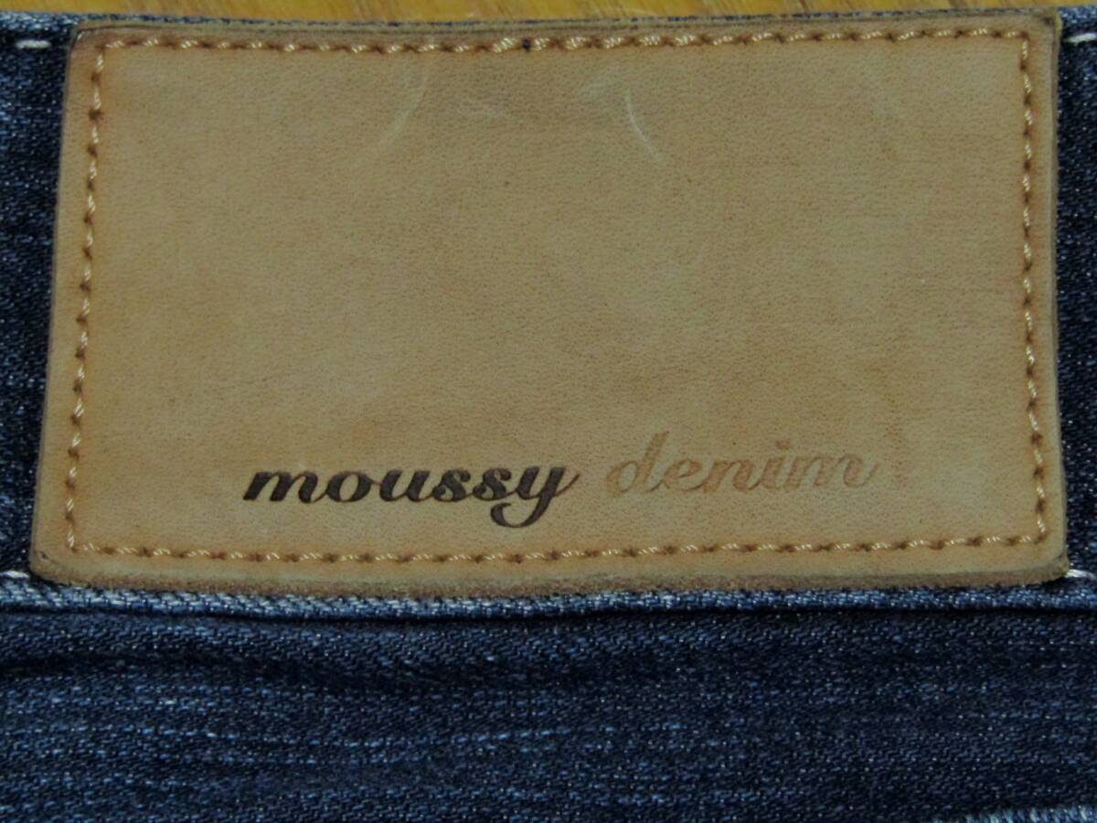 美品 状態良好 メリハリある超カッコいい色落ち ストレッチが効いてはきやすい 日本製 MOUSSY ユーズド加工 スキニー26inch前後 レディース_画像5