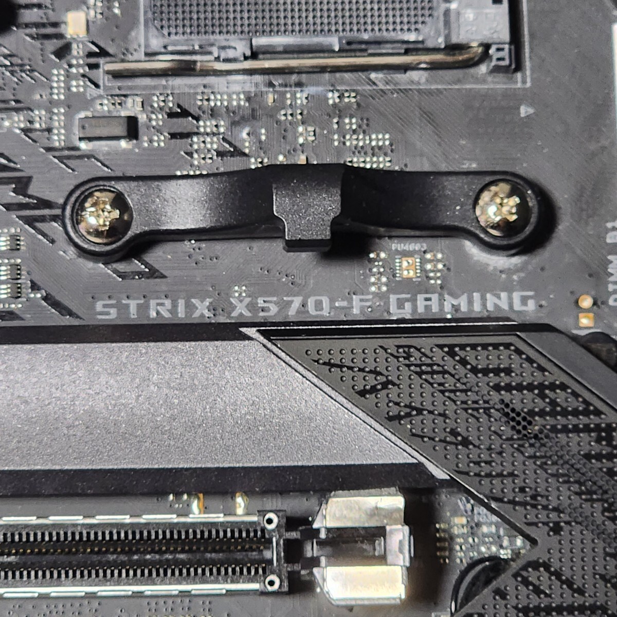 ASUS ROG STRIX X570-F GAMING IOパネル一体型 Socket AM4 ATXマザーボード RYZEN5000シリーズ対応 最新Bios 動作確認済 PCパーツ_画像2
