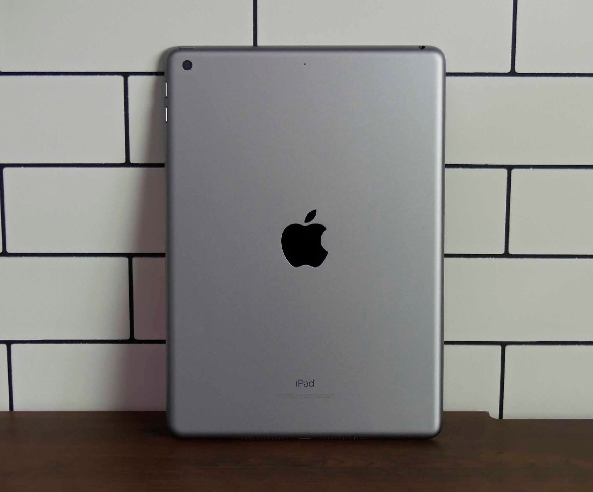 iPad 9.7インチ Wi-Fiモデル 128GB [スペースグレイ] 品番：MR7J2J/A 2018年 キズ有り 中古 〇 S2403-6990_画像3