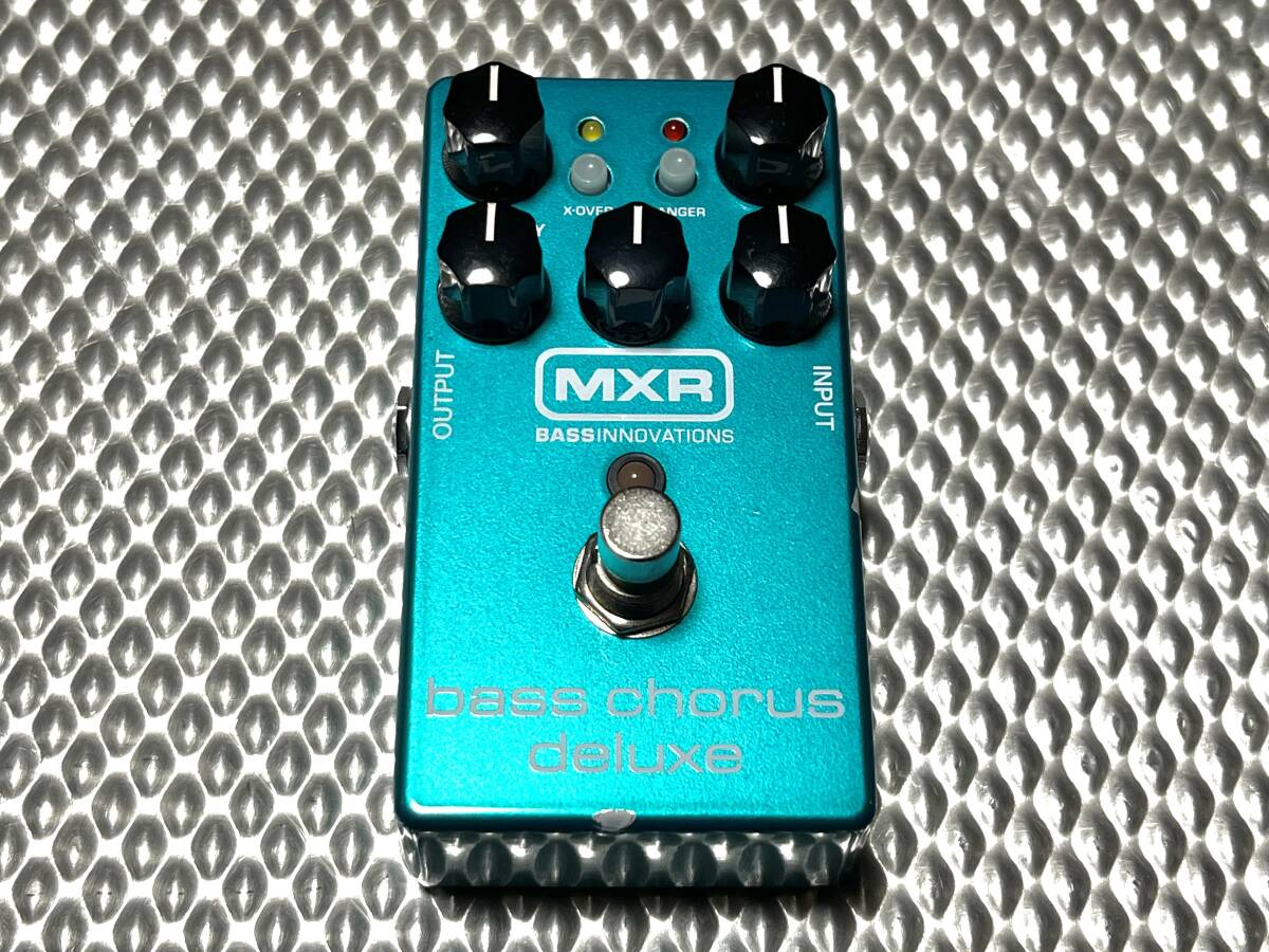 ☆【MXR】M83 Bass Chorus Deluxe ベースコーラスデラックス 正規品 中古 良品 箱付 動作確認済☆の画像2