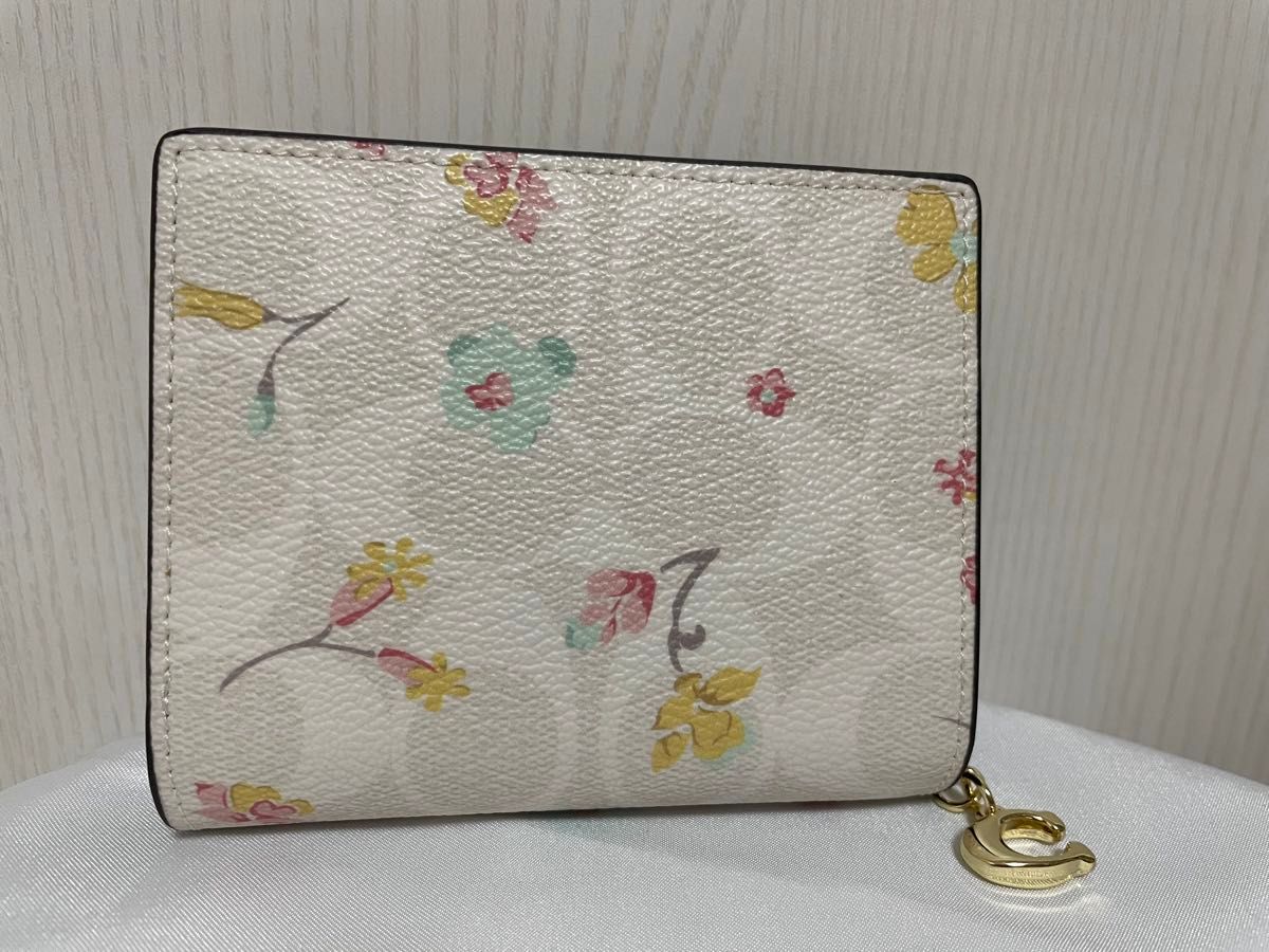 コーチ レディース coach 二つ折財布　ホワイト　花柄　Cチャイム　新品　未使用　即発送