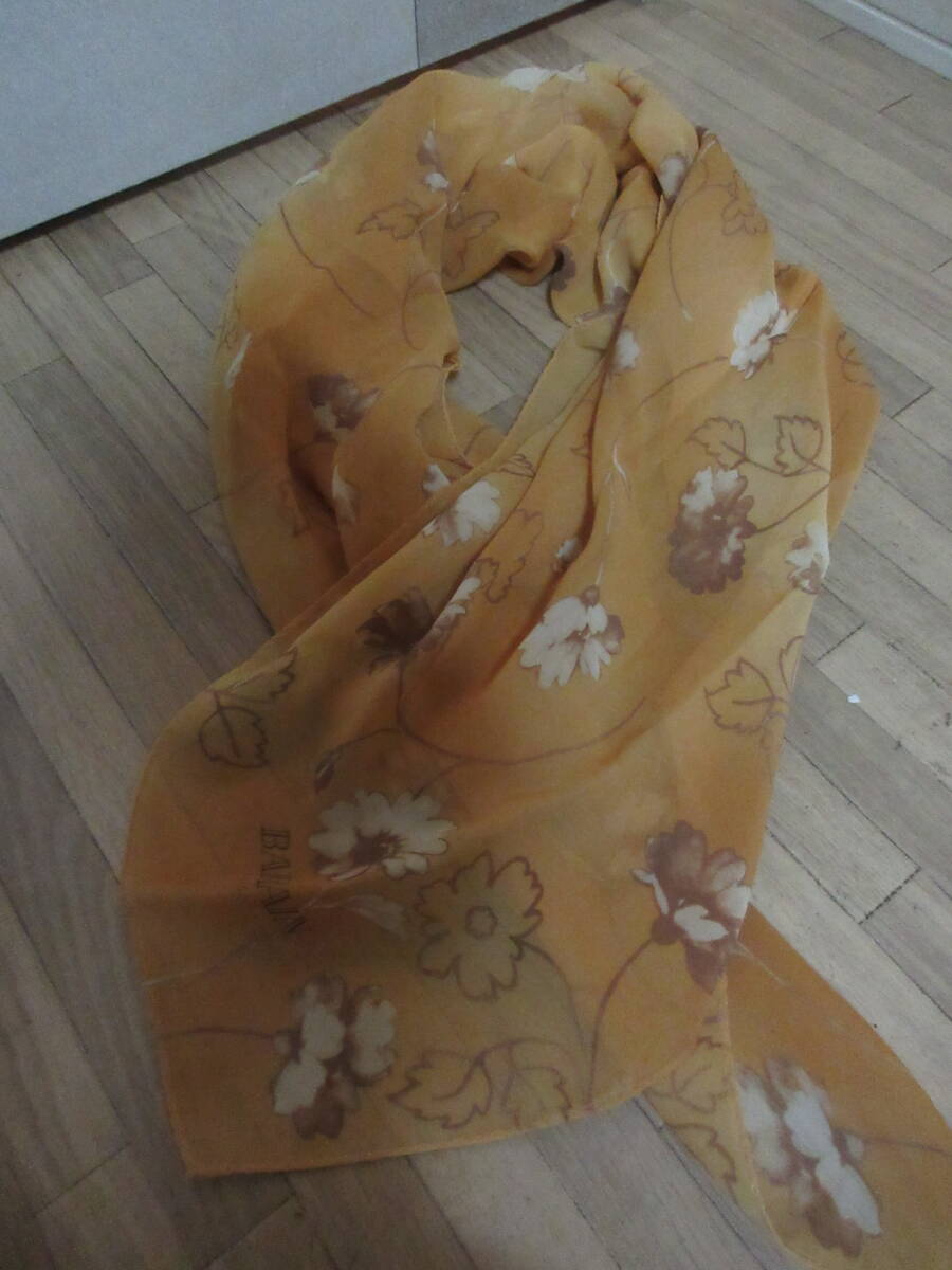 ③ピエールバルマン イエロー系花柄 シルク四角スカーフの画像4