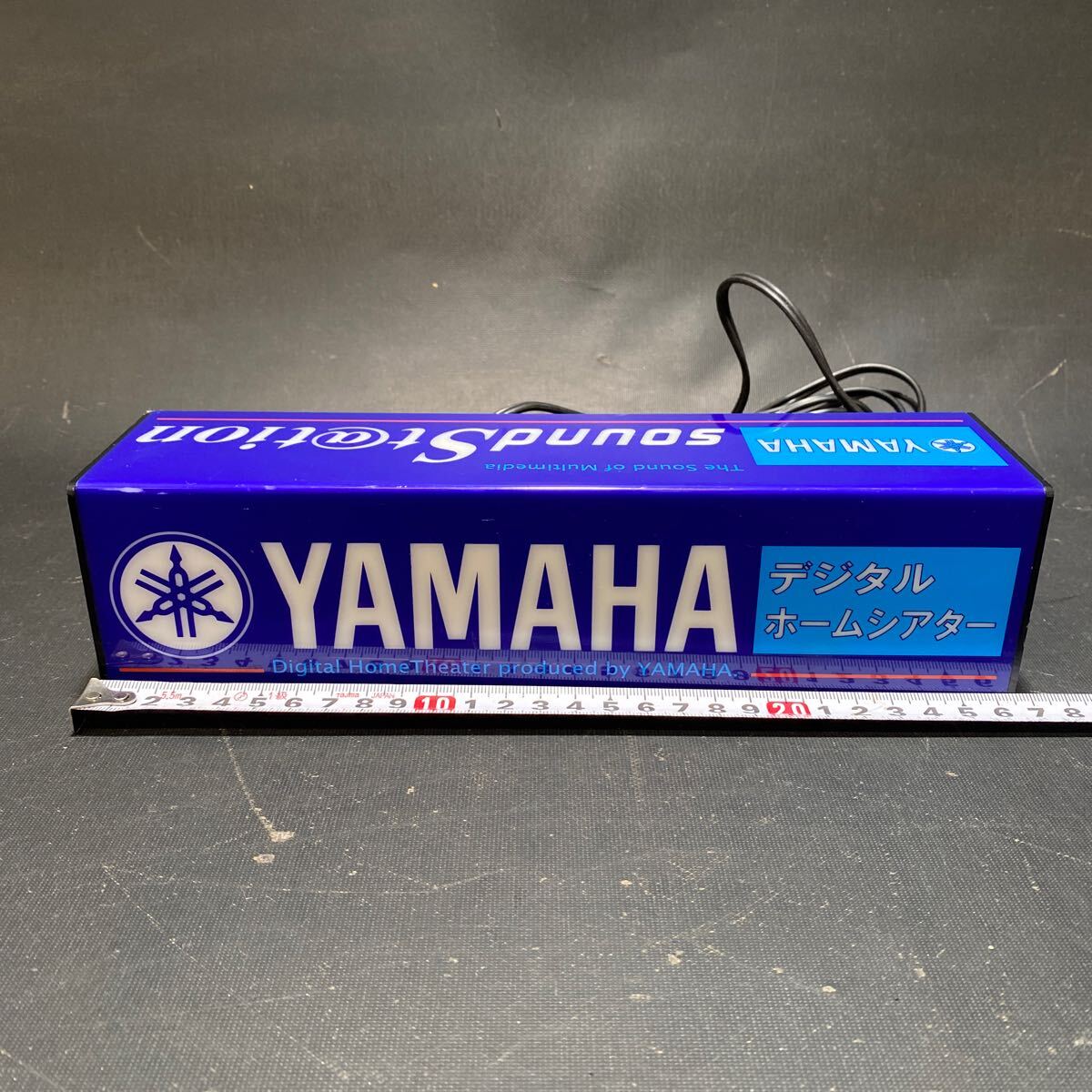 N 3296　[ YAMAHA UV 照明看板 ]　26.5×7×7㎝ ヤマハ 店舗什器 点灯確認済み ディスプレイ レトロ 当時物 コレクション 企業物 保管品_画像3