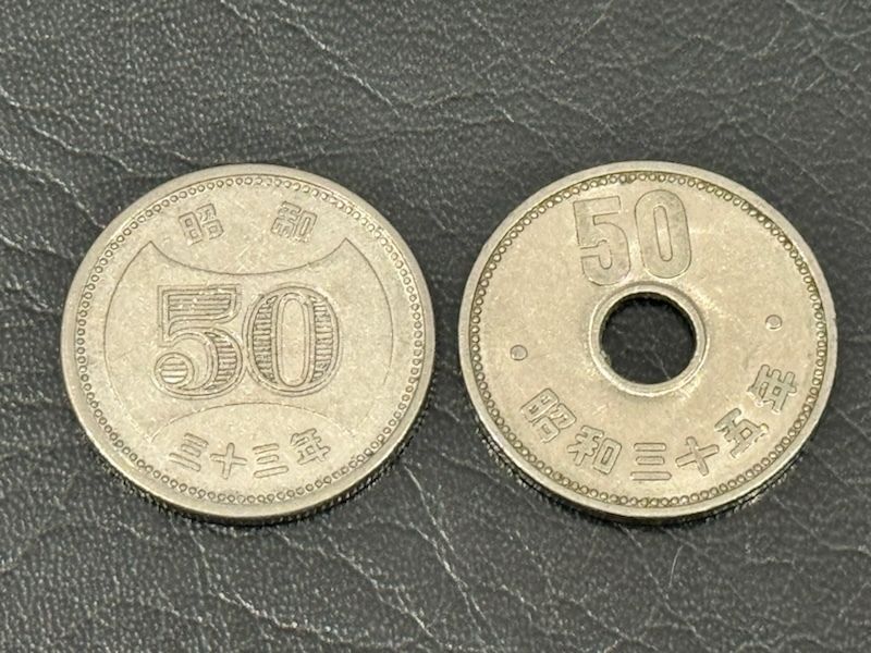 Специальный год в 1965 году с Chrysanthemum Hole 50 Yen 1955 Kiku Hole Pear 50 Yen 2 штуки установлены