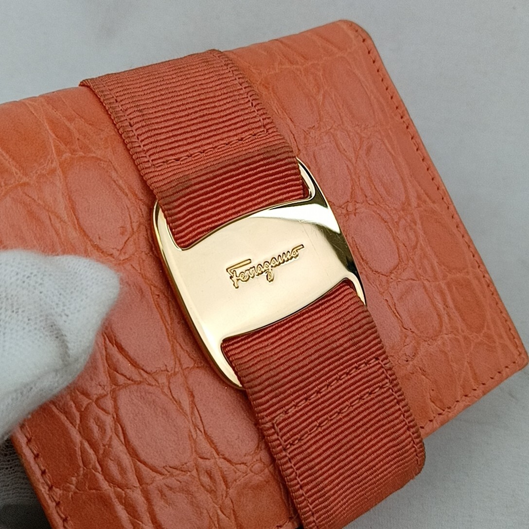 A Φ【商品ランク:B】 サルヴァトーレフェラガモ Salvatore Ferragamo ヴァラ リボン ゴールド金具 型押し レザー 2つ折り財布 ウォレットの画像10