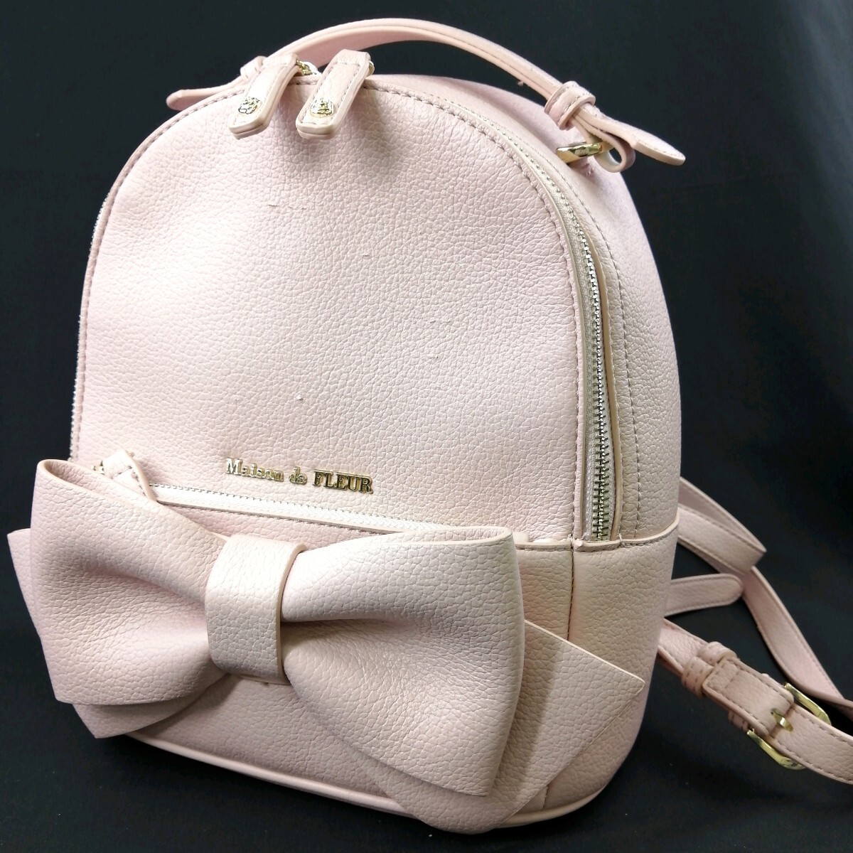 H ◎【商品ランク:B】メゾンドフルール Maison de FLEUR ロゴメタル 型押し レザー リュックサック バックパック 肩掛け 婦人鞄 ピンク系の画像1
