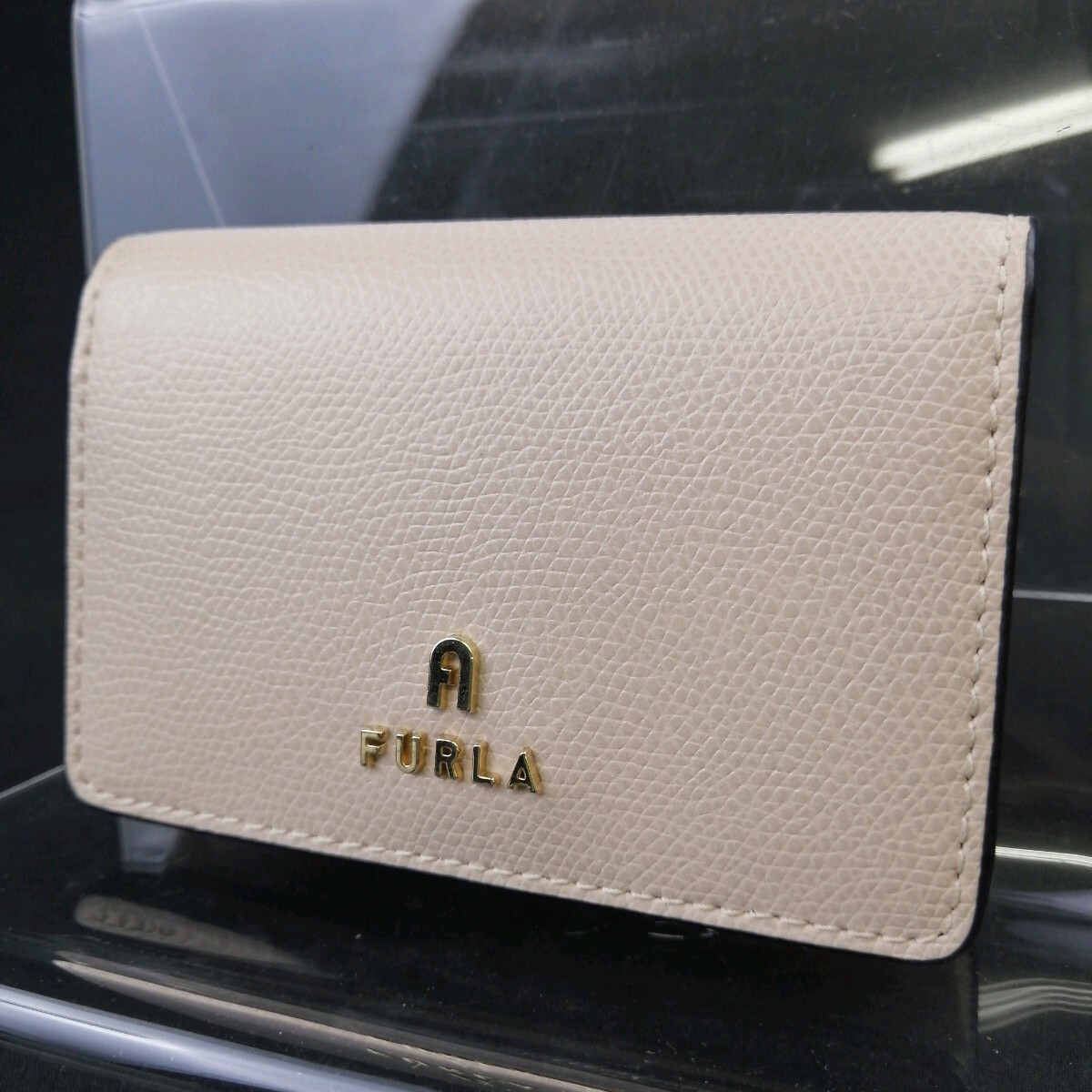 AΦ【商品ランク:A】 美品 フルラ FURLA ロゴメタル ゴールド金具 レザー 本革 2つ折り カード / パス ケース 定期 / 名刺 入れ ベージュ系の画像1