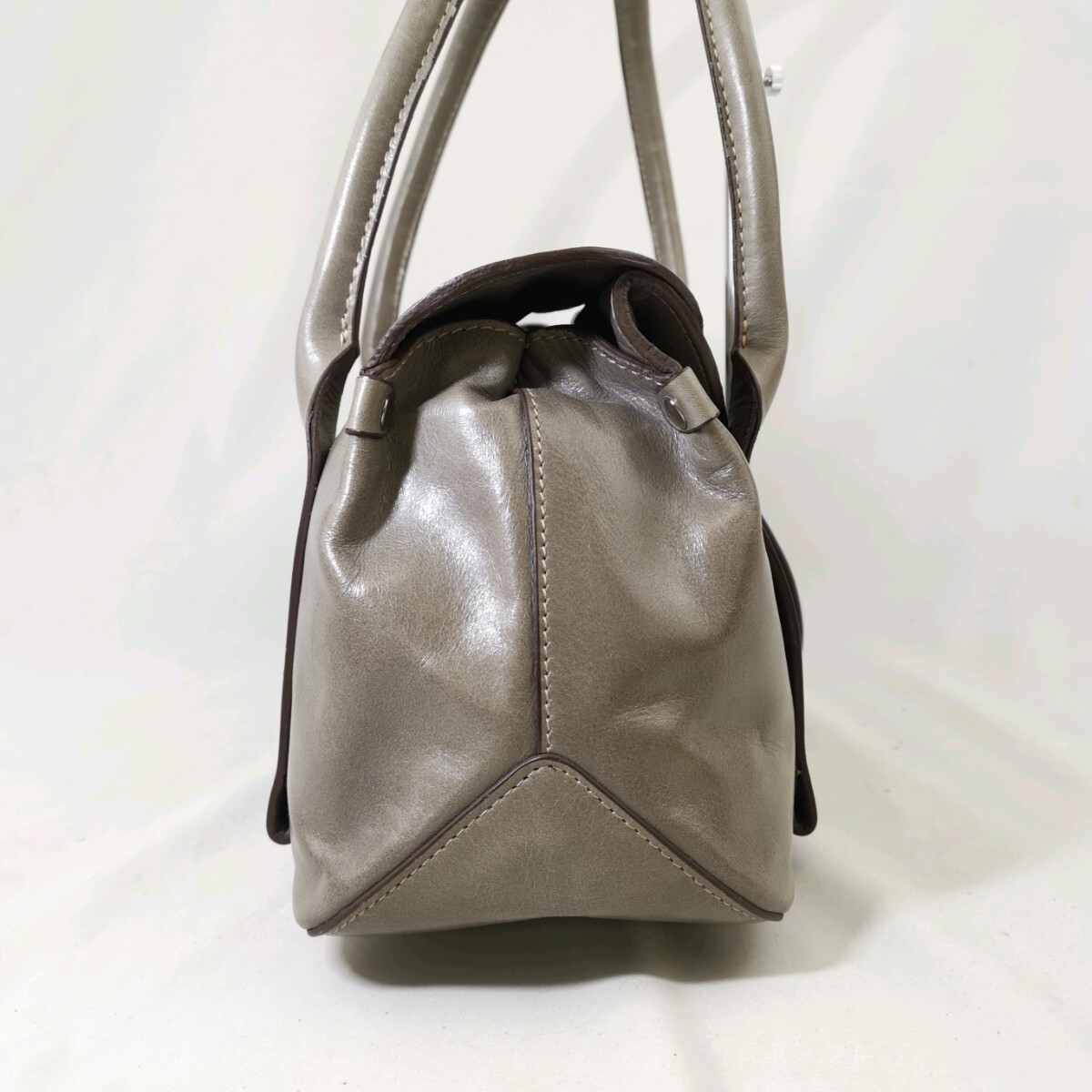 14 ×【商品ランク:B】ペレボルサ PELLE BORSA ロゴメタル チャーム付 レザー ハンドバッグ 手提げ トートバッグ 婦人鞄 グレー系の画像4