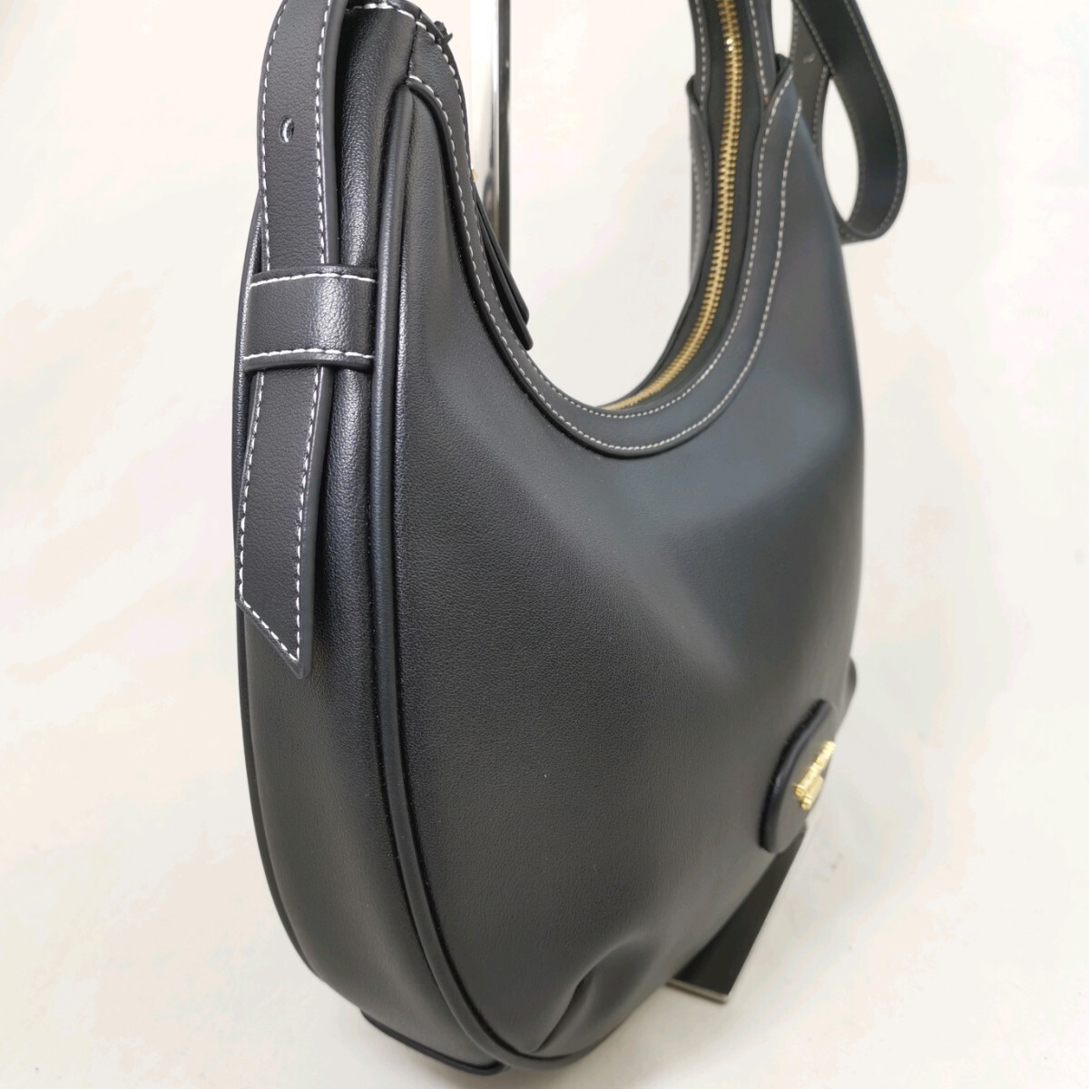 M #【商品ランク:B】 サマンサタバサ Samantha Thavasa ロゴメタル レザー セミショルダー 肩掛け トートバッグ 婦人鞄 ブラック系の画像3