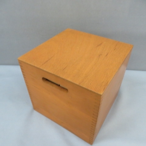 N151* wooden box go in wooden loading tree simple period thing 1/22*A