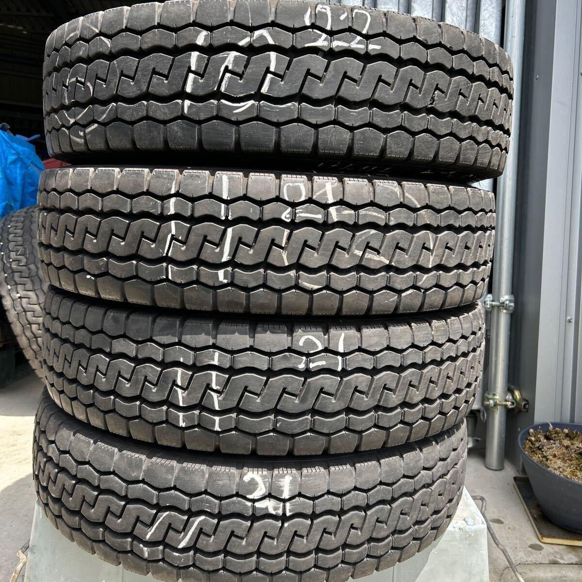 BRIDGESTONE M８１２　205/85R16 117/115N LT 2021年３本　2022年１本　中古タイヤ４本　残溝１０〜１１ミリ_画像1