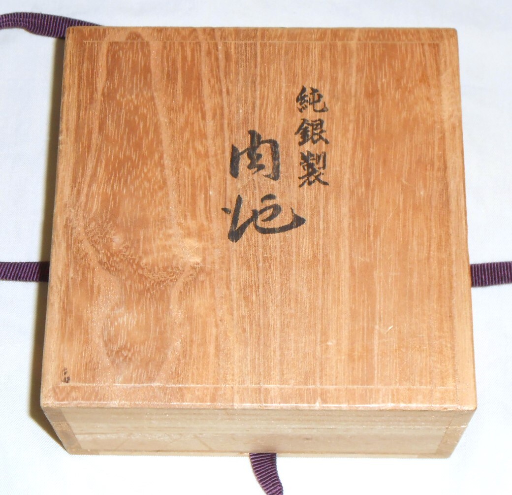 純銀製 肉池 木箱付 大きさ約7.0×3.0cm 総重量約163g (銀以外も含む) 一枚の絵 創業20周年記念 1988年 朱肉入れ 一枚の繪