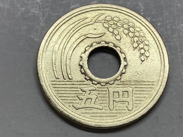 昭和２７年　５円黄銅貨　磨き品　NO.7647_画像3