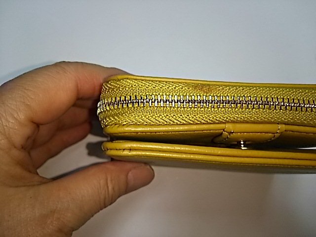 B199 ナチュラルレーベル二つ折り財布 ＲF イエロー【新品 未使用】 カード多数 黄色 即決 人気 格安 セール お買得_若干シミがあります。