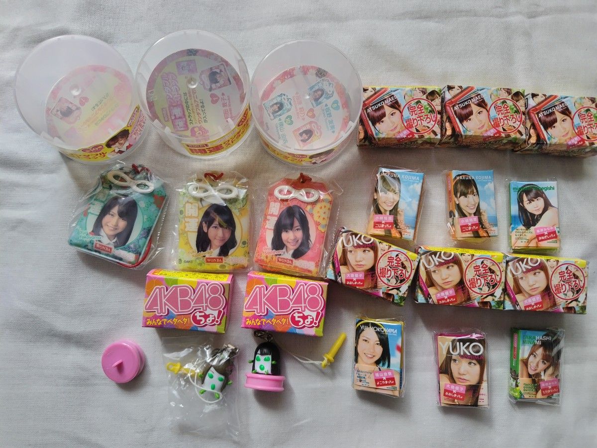 AKB48各種グッズセット パッケージ ノベルティ おまけ 新聞 缶 ストラップ ミニ写真集 カード コースター 