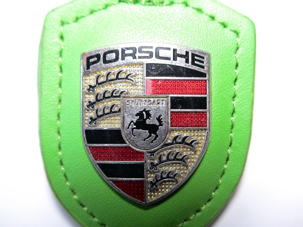 PORSCHE ポルシェ クレスト キーホルダー（ライトグリーン）中古　黄緑色　キーリング付き　送料￥120