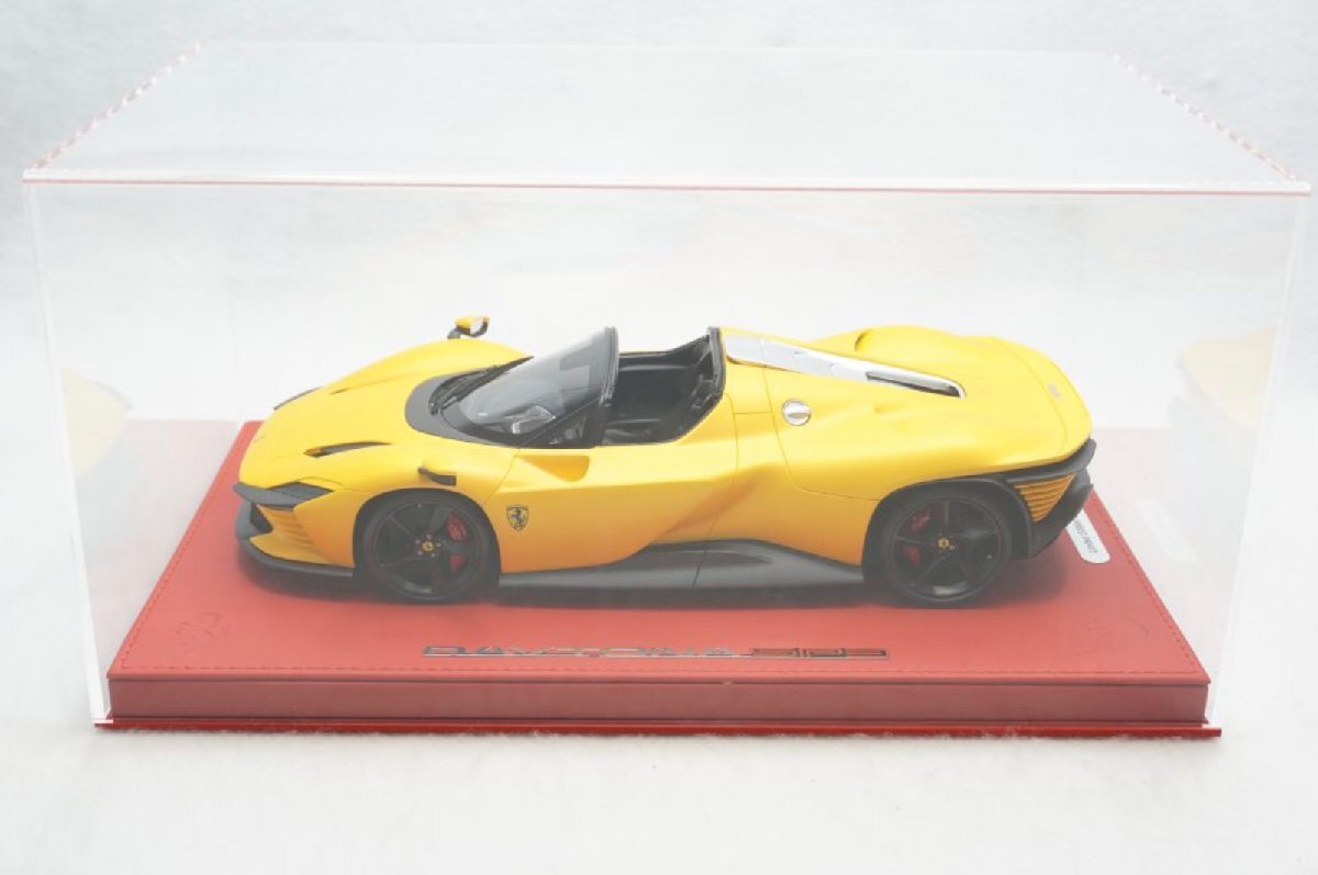 特注品　BBR 1/18 Ferrari Dyatona SP3　Giallo Tristrato opaco フェラーリ　デイトナ　デラックス台座　ケース付　10台限定_画像4