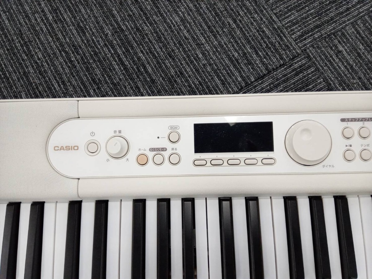 大村3月No.102 キーボード CASIO カシオ 電子ピアノ LK-526 通電確認済み 動作未確認 ホワイト 鍵盤楽器 の画像9