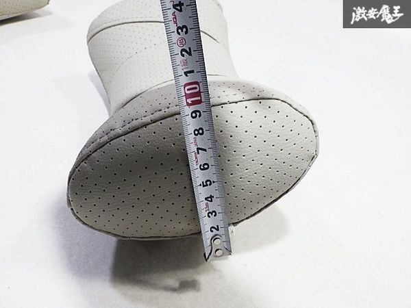 未使用品 社外 汎用品 シート ネックパッド 枕 ヘッドレスト 首あて 首枕 パンチング レザー ベージュ系 2個セット 即納 棚29-3_画像9