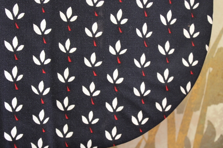 きもの今昔６９２6　お羽織コレクション　染めウール　黒地に３枚葉の柄　　　　　コート丈７５ｃｍ_画像3