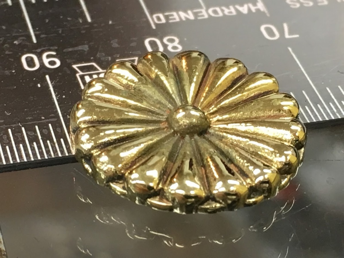 金色の菊紋 真鍮製 パーツ 17.5mm チャーム ボタン 菊 ご紋 御紋 戦艦三笠記念 菊花紋 戦艦三笠 旧帝国海軍 大日本帝国 コンチョボタン_画像2