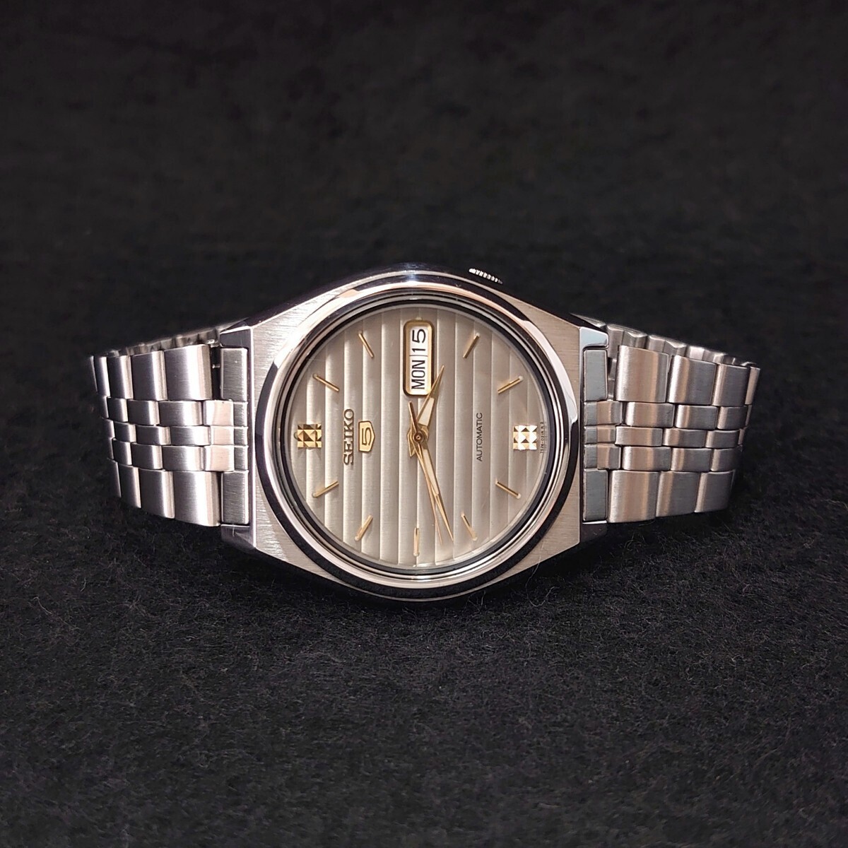 超美品 ヴィンテージ SEIKO 5 セイコー5 メンズ 自動巻き 腕時計 横縞 シルバー文字盤 透かしロゴ風防 AUTOMATIC 7S26-8760 デイテイト_画像4
