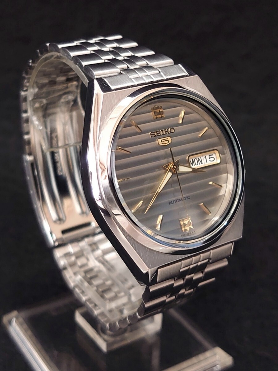 超美品 ヴィンテージ SEIKO 5 セイコー5 メンズ 自動巻き 腕時計 横縞 シルバー文字盤 透かしロゴ風防 AUTOMATIC 7S26-8760 デイテイト_画像3