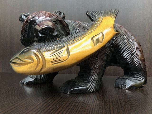 『北海道名産 ヒグマ クマ 木彫りの熊 クマの置物 シャケを咥えた熊 全長約33cm 木製 伝統 工芸 オブジェ インテリア』の画像7