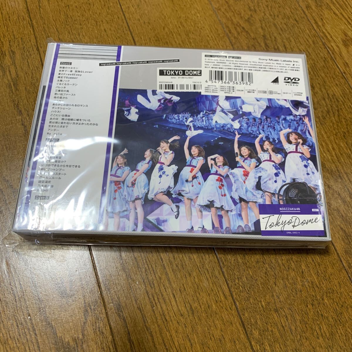 美品 「乃木坂46/真夏の全国ツアー2017 FINAL!IN TOKYO DOME〈完全生産限定盤・DVD3枚組〉」 の画像4