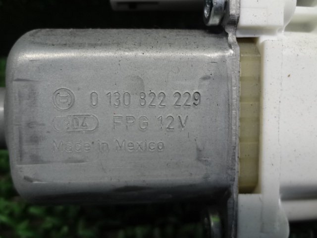 3FD4514 FC4-2)) フォルクスワーゲン ゴルフ DBA-1KCAX 2010年 純正 フロント右ドアレギュレーターモーター　1K5837402BA_画像2