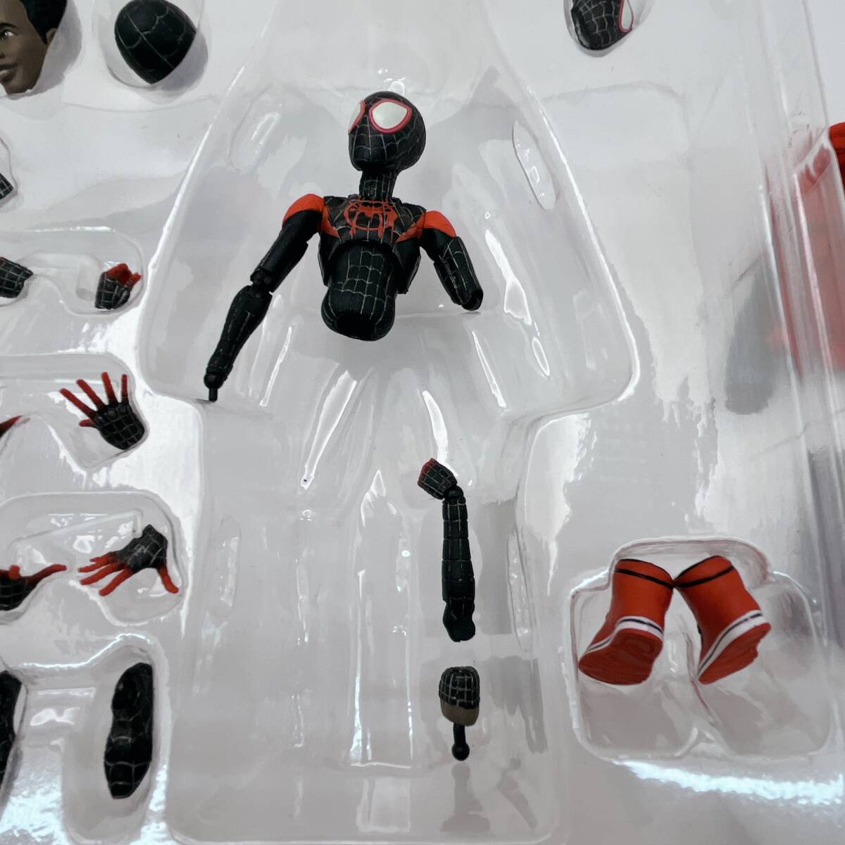 【ジャンク品】MAFEX SPIDER-MAN『SPIDER-MAN:INTO THE SPIDER-VERS』版 塗装済み アクションフィギュア (I0753)の画像4