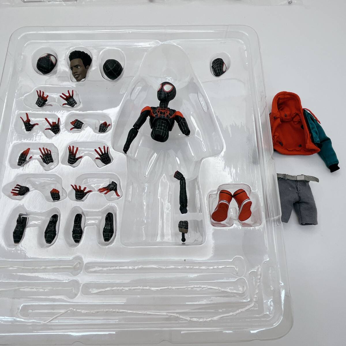 【ジャンク品】MAFEX SPIDER-MAN『SPIDER-MAN:INTO THE SPIDER-VERS』版 塗装済み アクションフィギュア (I0753)の画像3