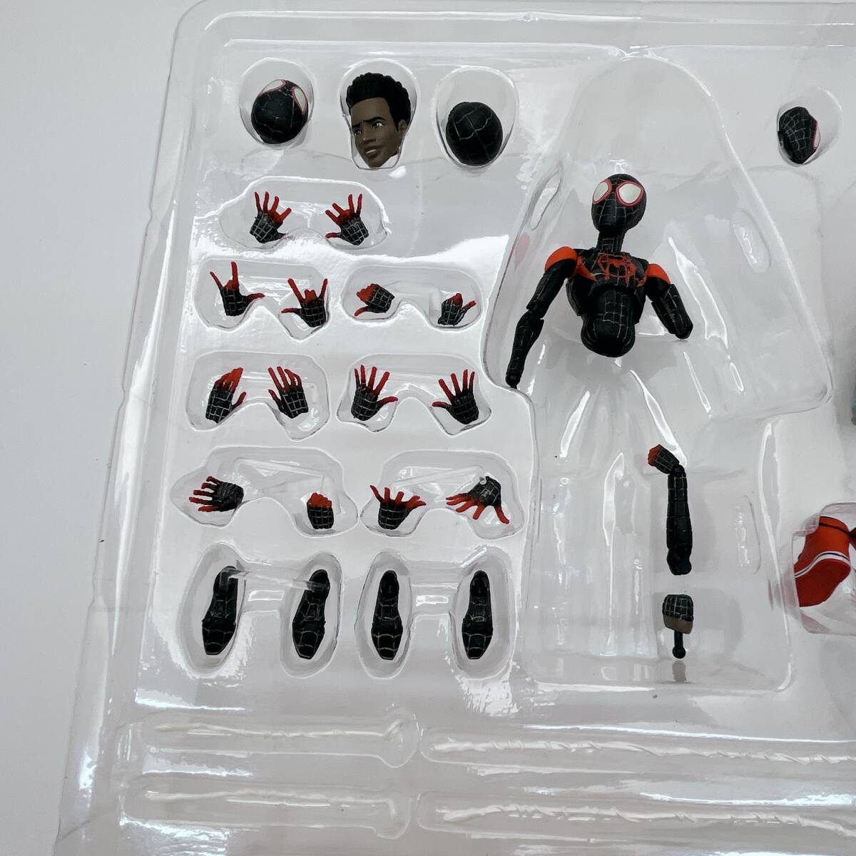 【ジャンク品】MAFEX SPIDER-MAN『SPIDER-MAN:INTO THE SPIDER-VERS』版 塗装済み アクションフィギュア (I0753)の画像6