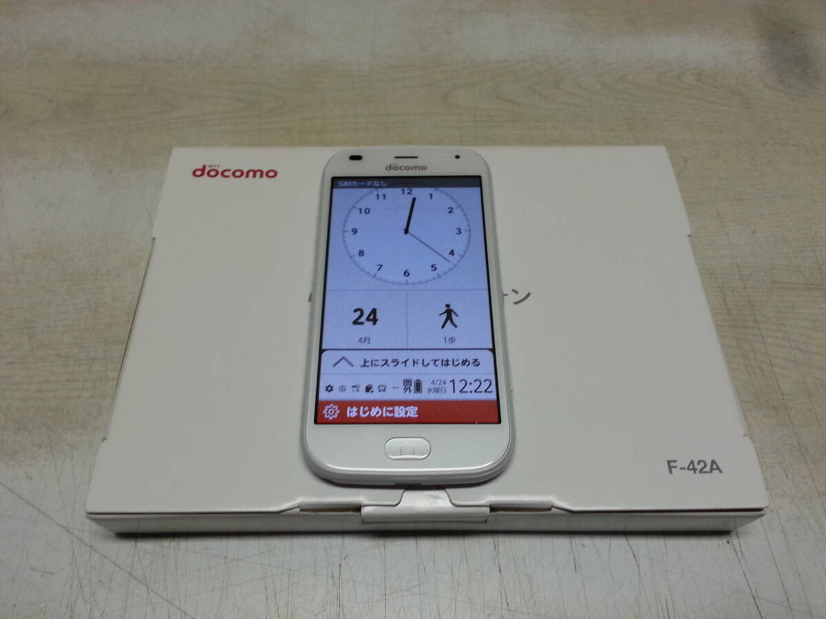 docomo らくらくスマートフォン F-42A 残債なし 美品 未使用？スマホの画像1