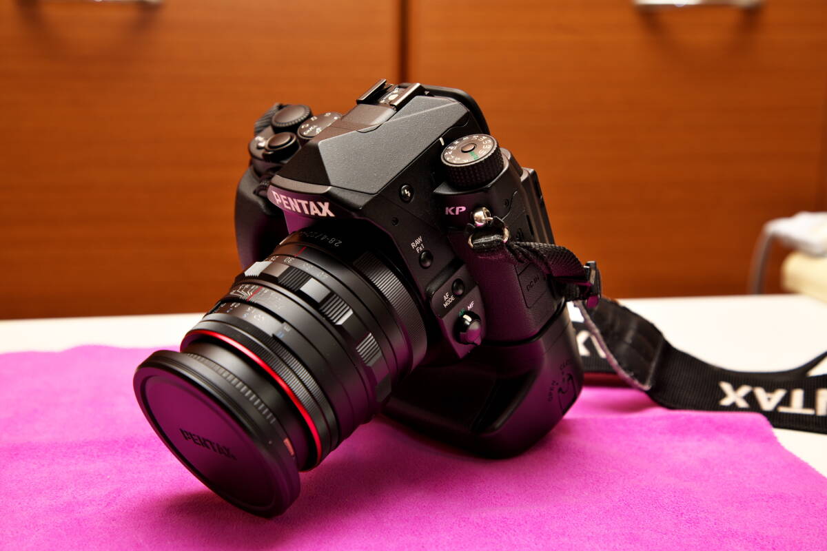 中古 ペンタックス 一眼レフカメラ PENTAX KP + 純正レンズ DA 20-40mm Ltd + その他アクセサリー 送料無料