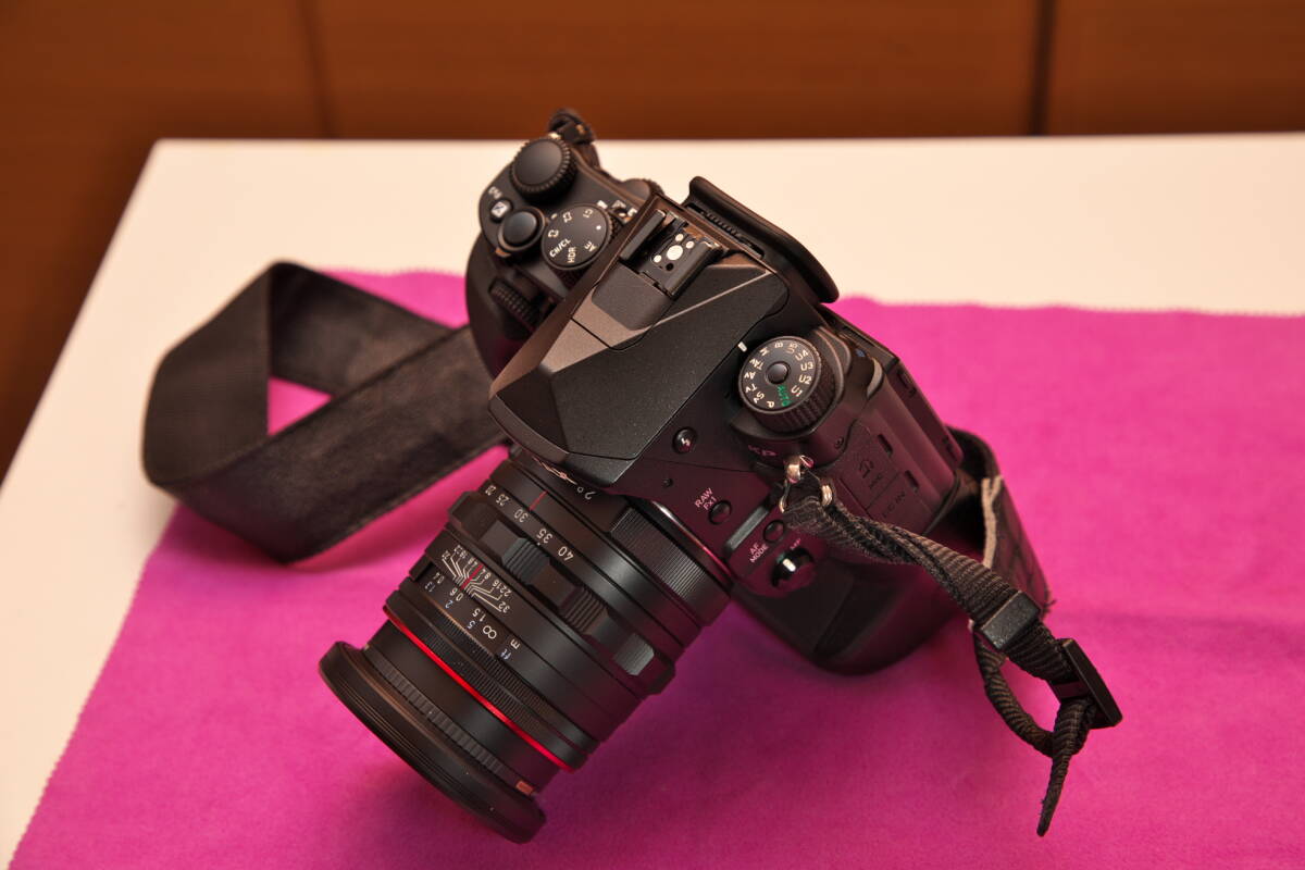 中古 ペンタックス 一眼レフカメラ PENTAX KP + 純正レンズ DA 20-40mm Ltd + その他アクセサリー 送料無料