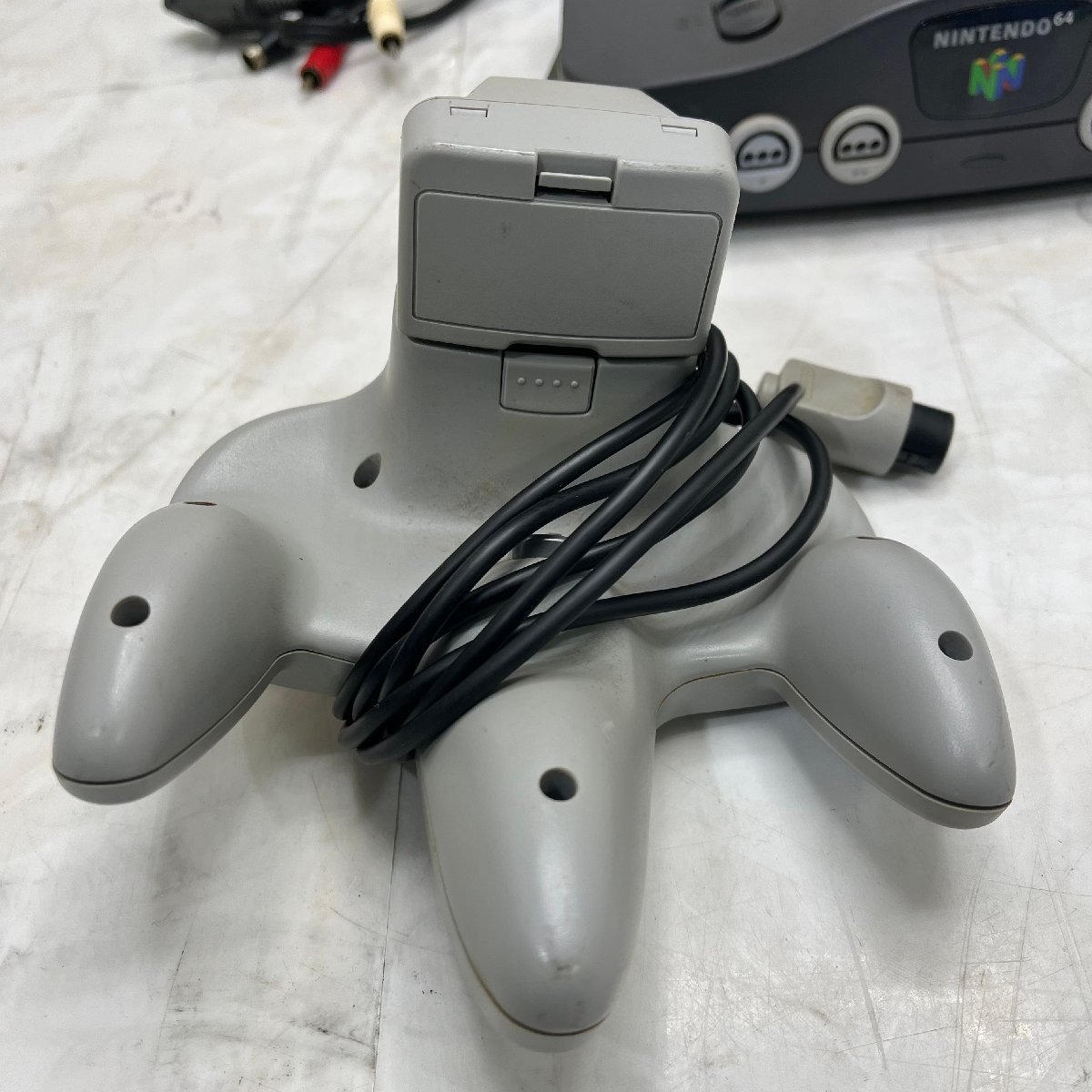 ＝M＝ ニンテンドー64 Nintendo ゲーム 本体 NUS-001 電源ケーブル欠品 ジャンク品扱い ＝B-240445の画像4