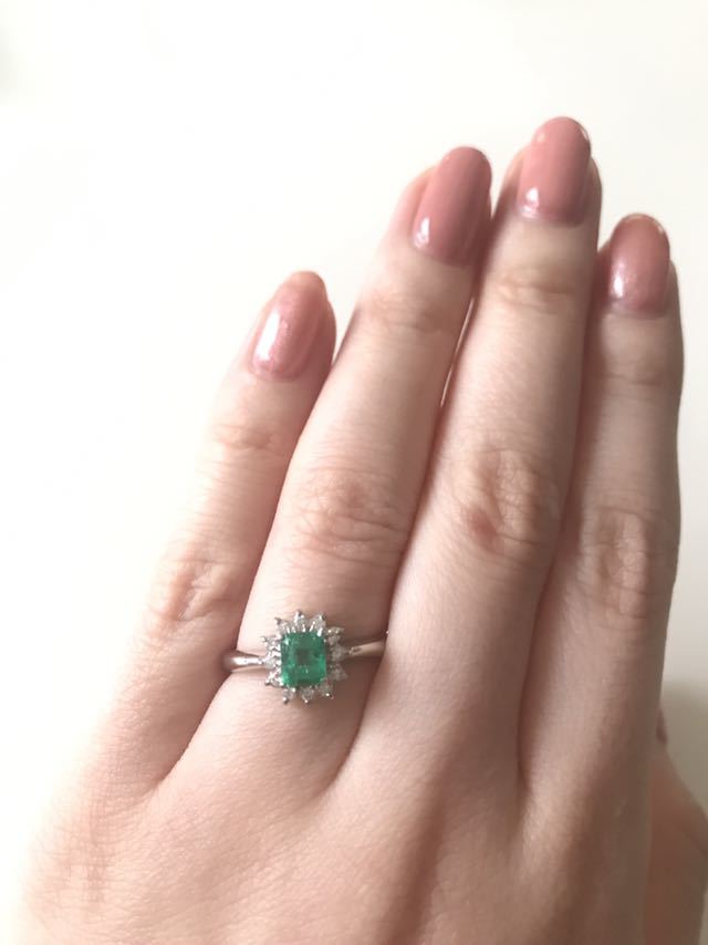  neon green beautiful natural emerald ring 