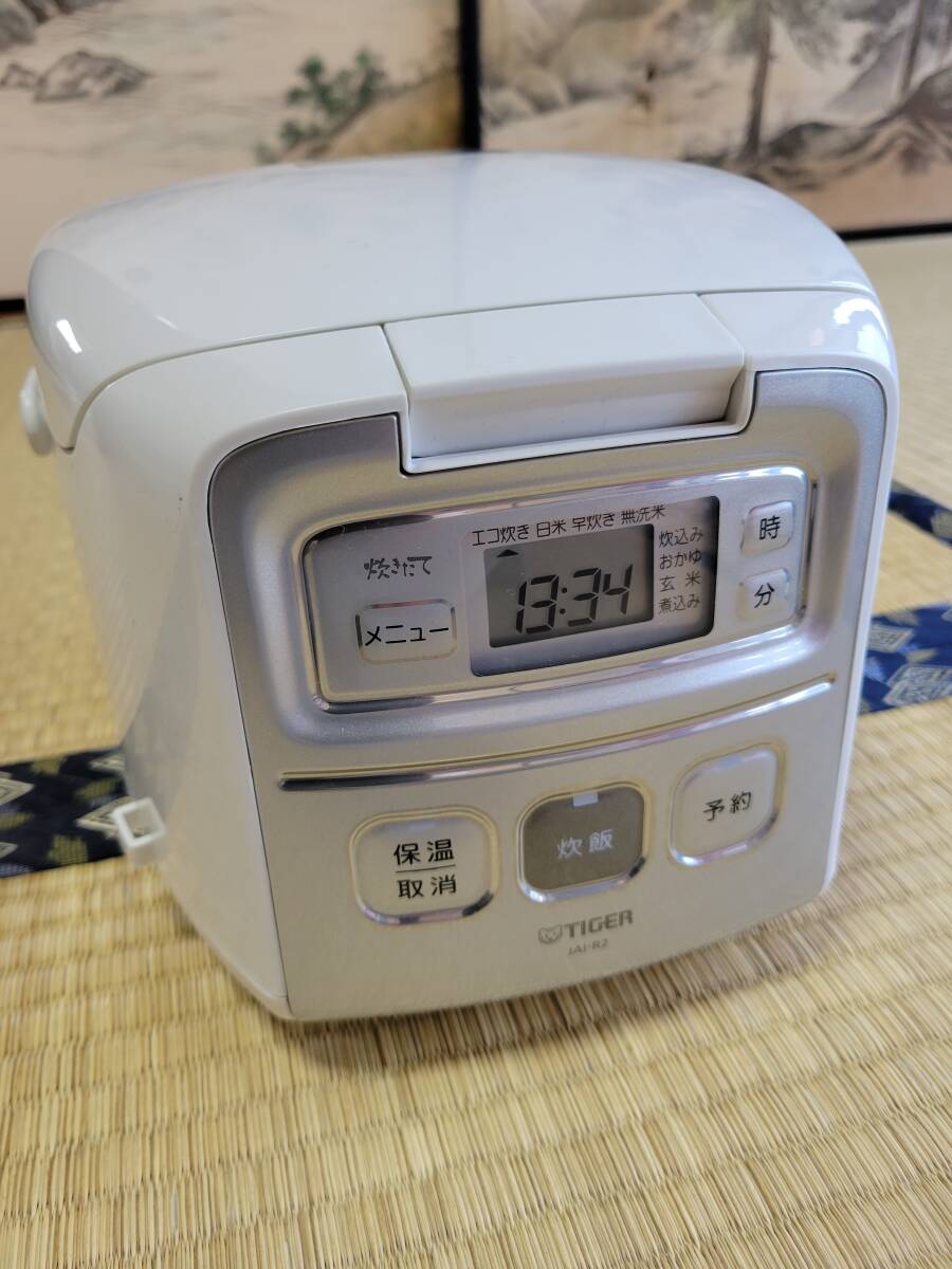 新品未使用保存品 タイガー魔法瓶 TIGER 炊飯器 3合炊き マイコン炊飯ジャー JAI-R2 一人暮らし 炊きたてミニ ホワイト 21年製の画像1