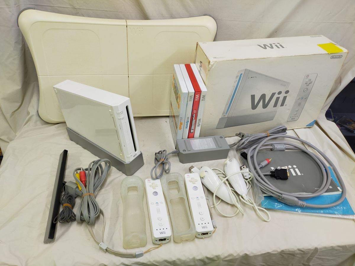 動作可能 wii本体 + Wii Sports + Wii Music +New スーパーマリオブラザーズ + Wiiフィット + リモコン２ + ぬんちゃく2 + 電源コード_画像1