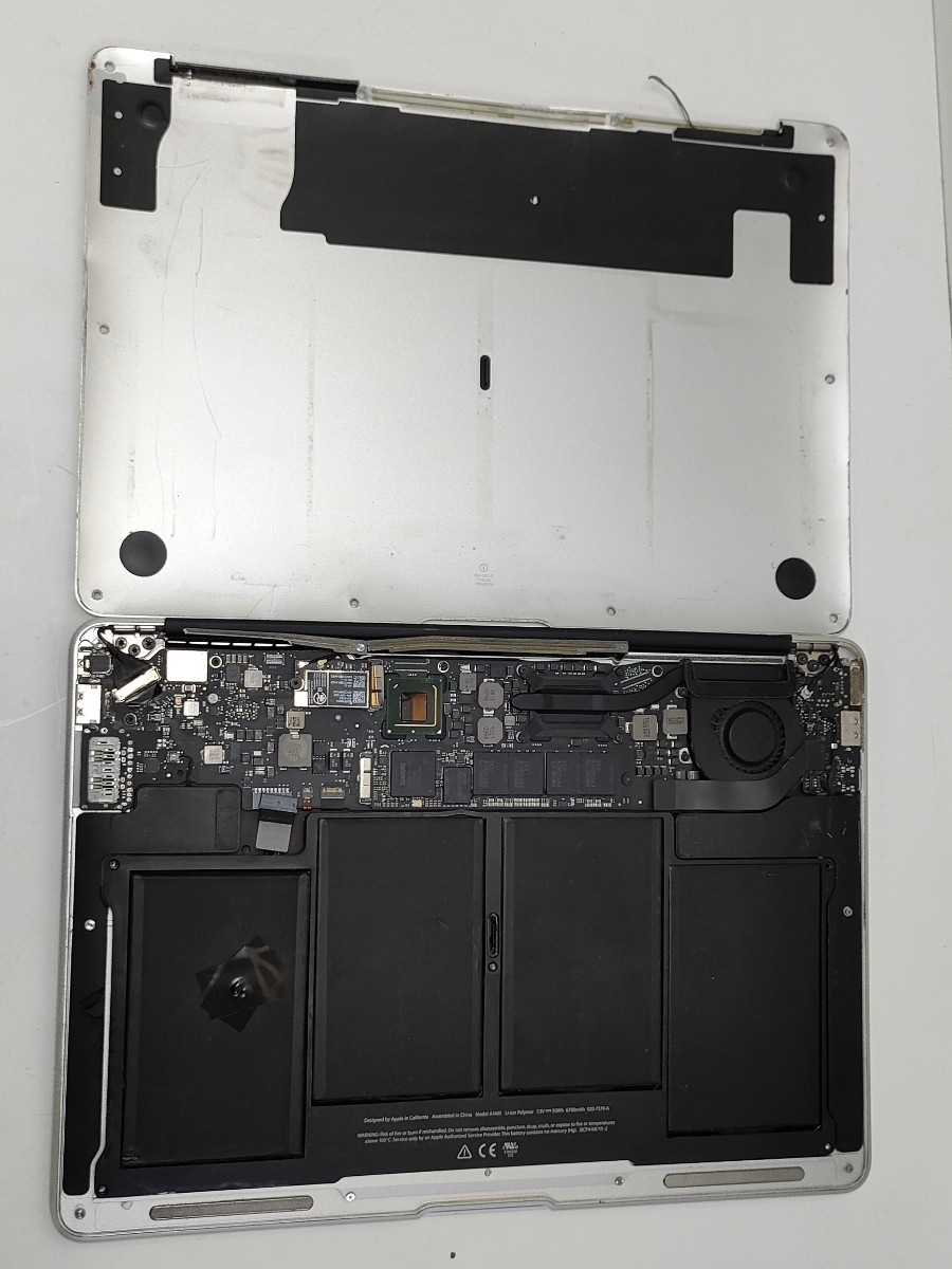管理926 MacBook Air ノートパソコン A1369 未チェック 破損あり部品取り ジャンク_画像5
