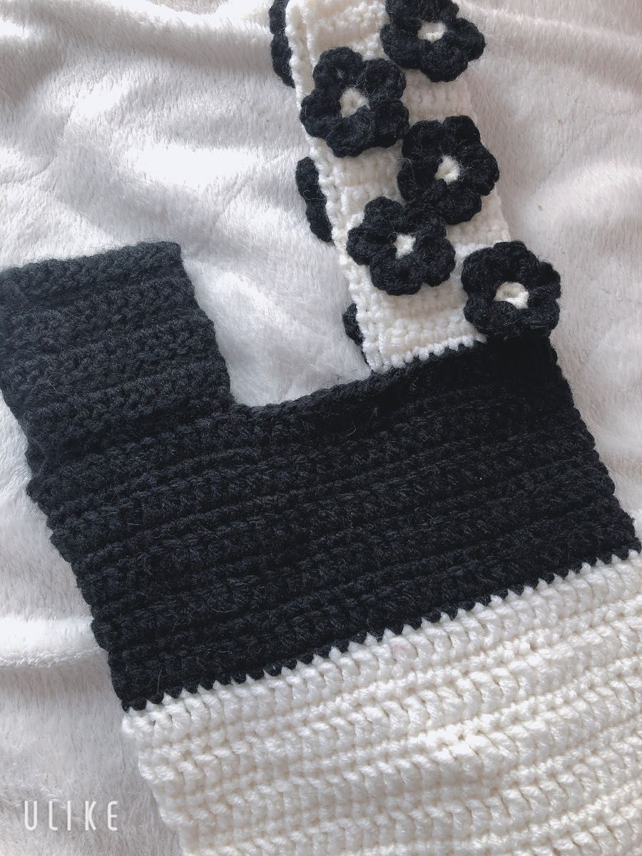 ハンドメイドのカギ編みです♪ひとつひとつ丁寧に編んでます。ワンハンドバックになってますので、ちょっとしたお出かけなどに可愛いです。