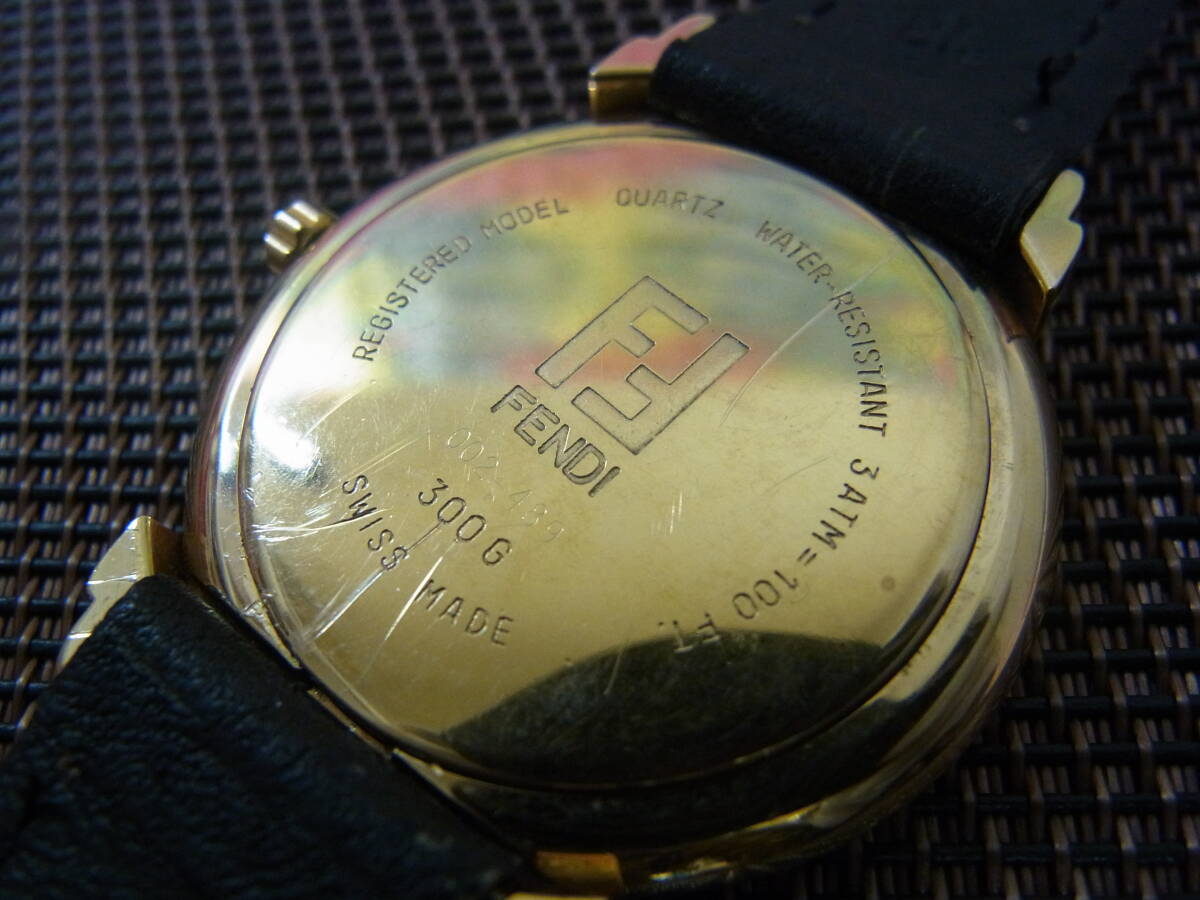 FENDI/フェンディ 300G メンズウォッチ 腕時計 クォーツ ローマン 2針 ゴールド系の画像5